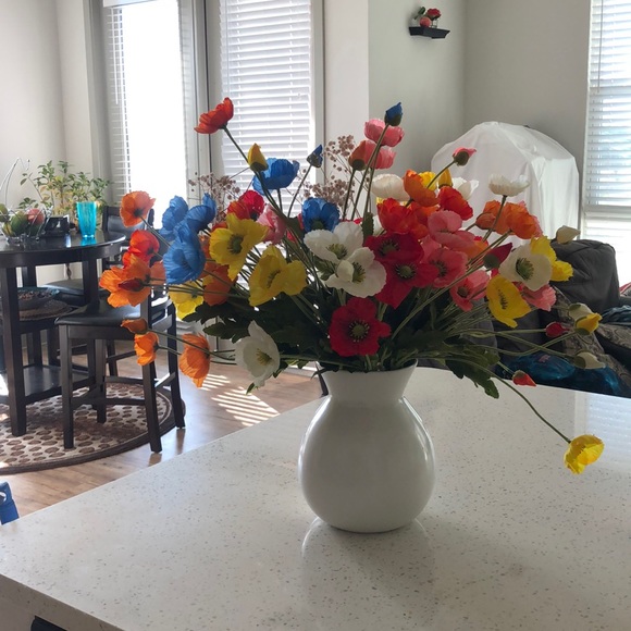 A vase with flowers - Picture 2 of 3